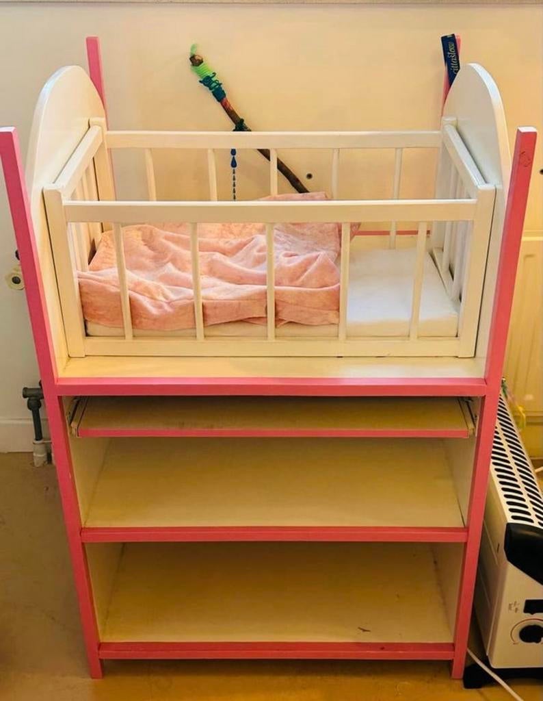 Roze en wit babybedje met opbergruimte, Ophalen, Gebruikt, Ledikant