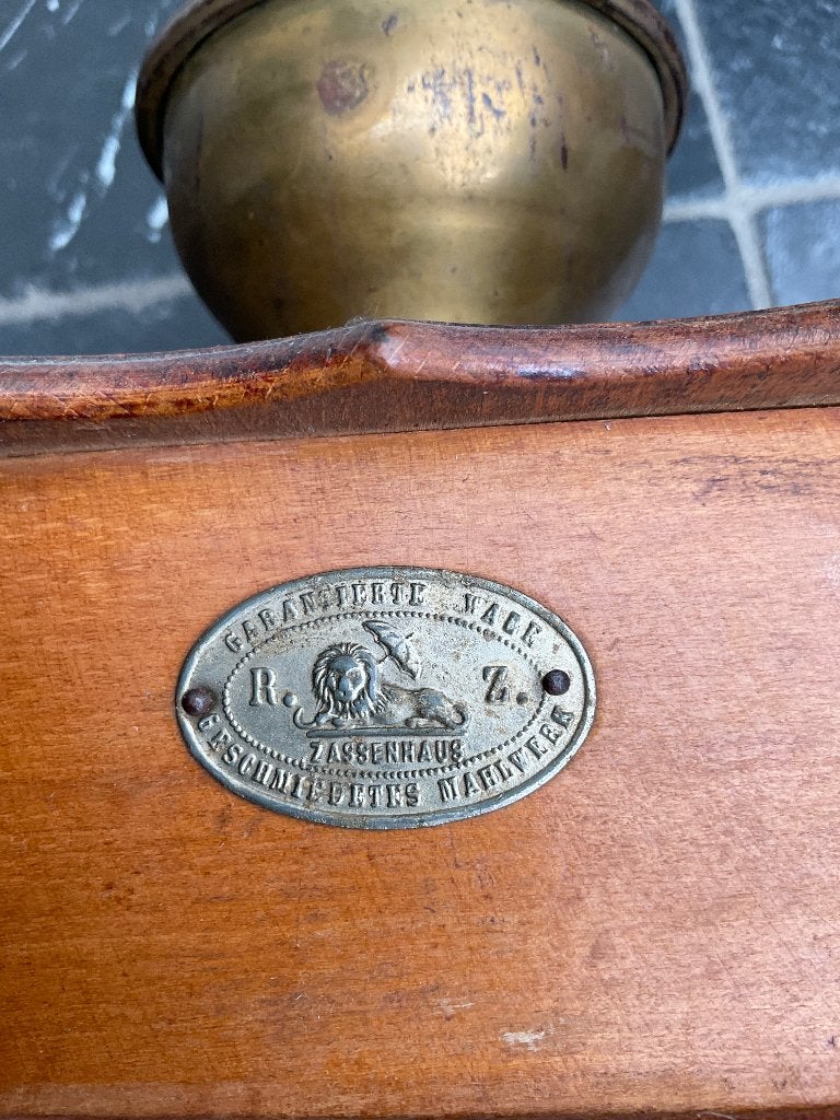 Vintage koffiemolen, Ophalen