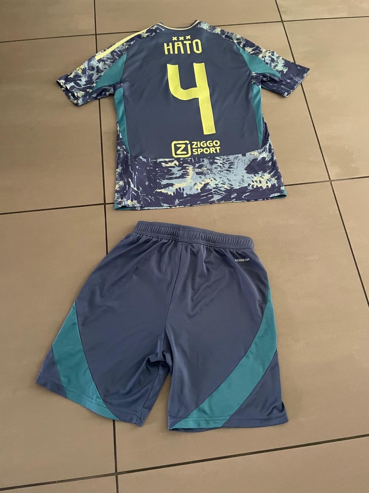 Ajax uit tenue 2023/2024 Hato #4 - Maat 164, Ophalen of Verzenden, Zo goed als nieuw, Jongen of Meisje, Sport- of Zwemkleding