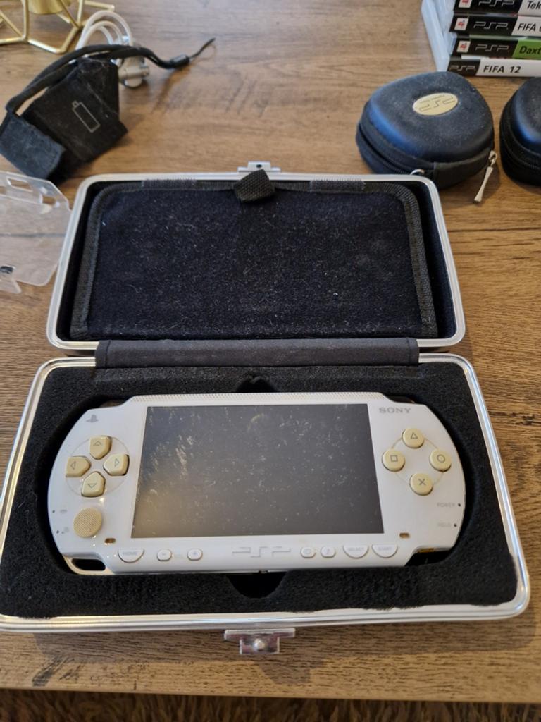Witte PSP (defect) met spellen, films, doos en oplader, Ophalen