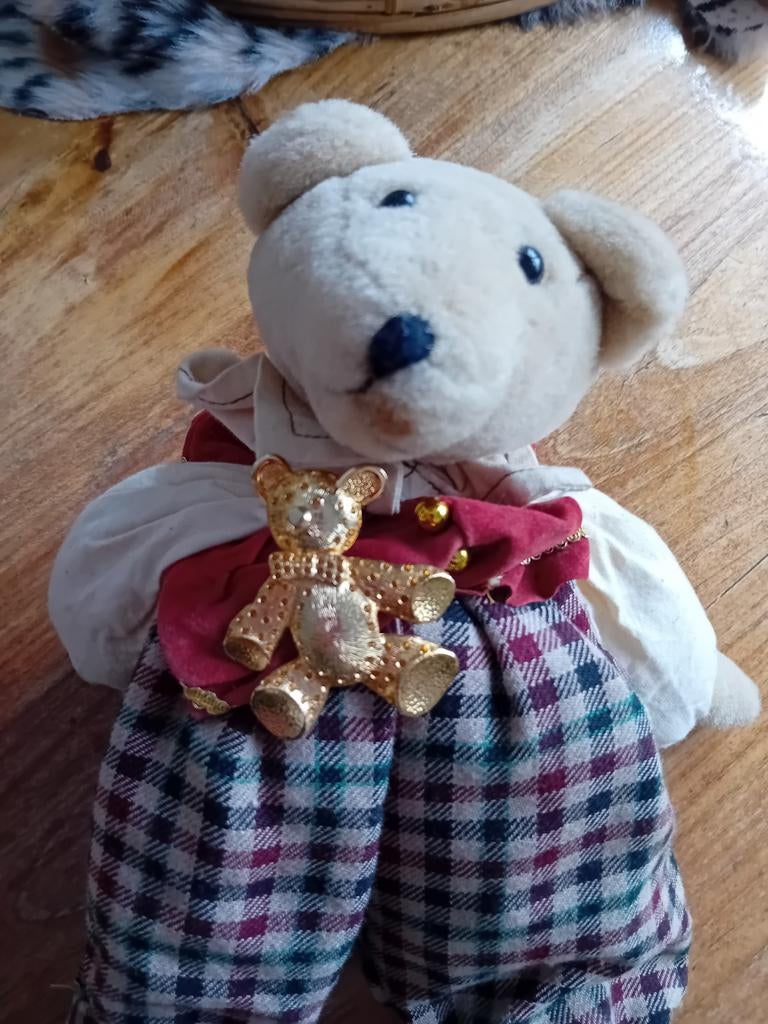 Vintage teddybeer met broche - Geruite broek,geluid,beweging, Verzamelen, Beren en Cherished Teddies, Verzenden, Gebruikt, Stoffen beer