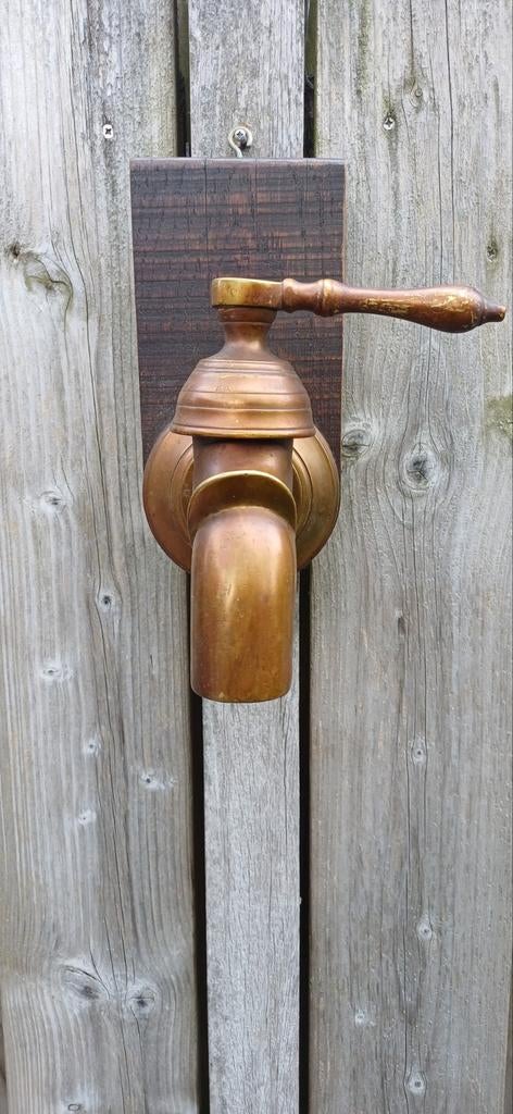 Antieke Koperen Kraan op Houten Plank - Decoratief, Antiek en Kunst, Antiek | Koper en Brons, Ophalen of Verzenden