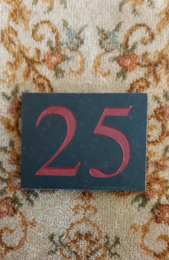 Nog Nieuw!  Belgisch harstenen huisnummer 25, Ophalen of Verzenden
