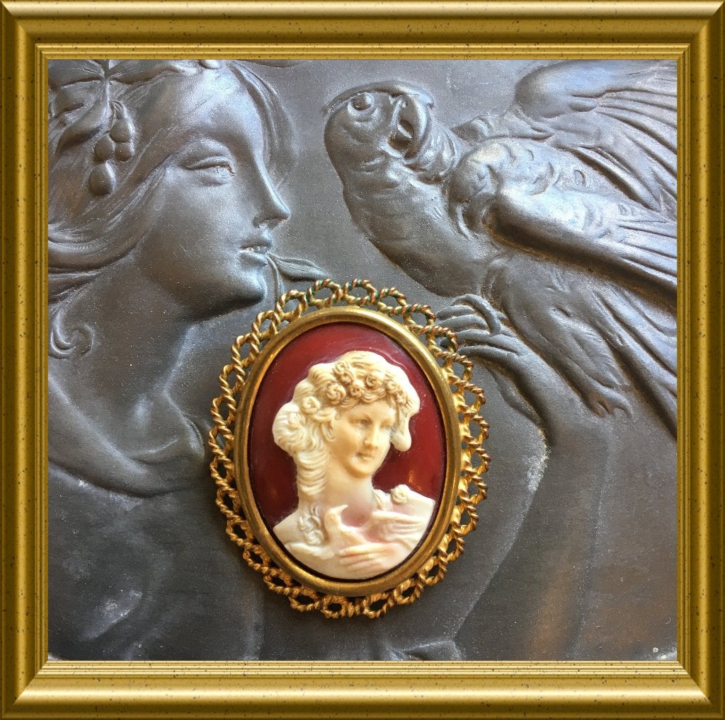 Vintage celluloid camee broche: LA D.A.C., Paris, Ophalen of Verzenden, Overige materialen, Broche