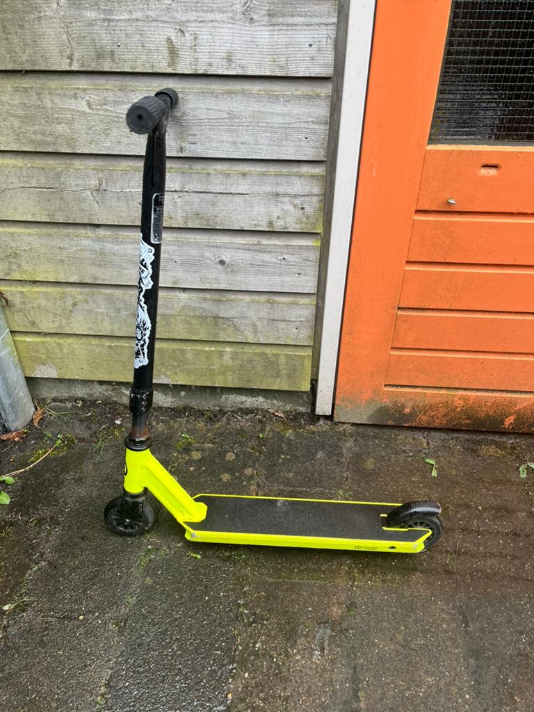 Stuntstep - Neon Geel met Zwart, Ophalen, Gebruikt, Gewone step