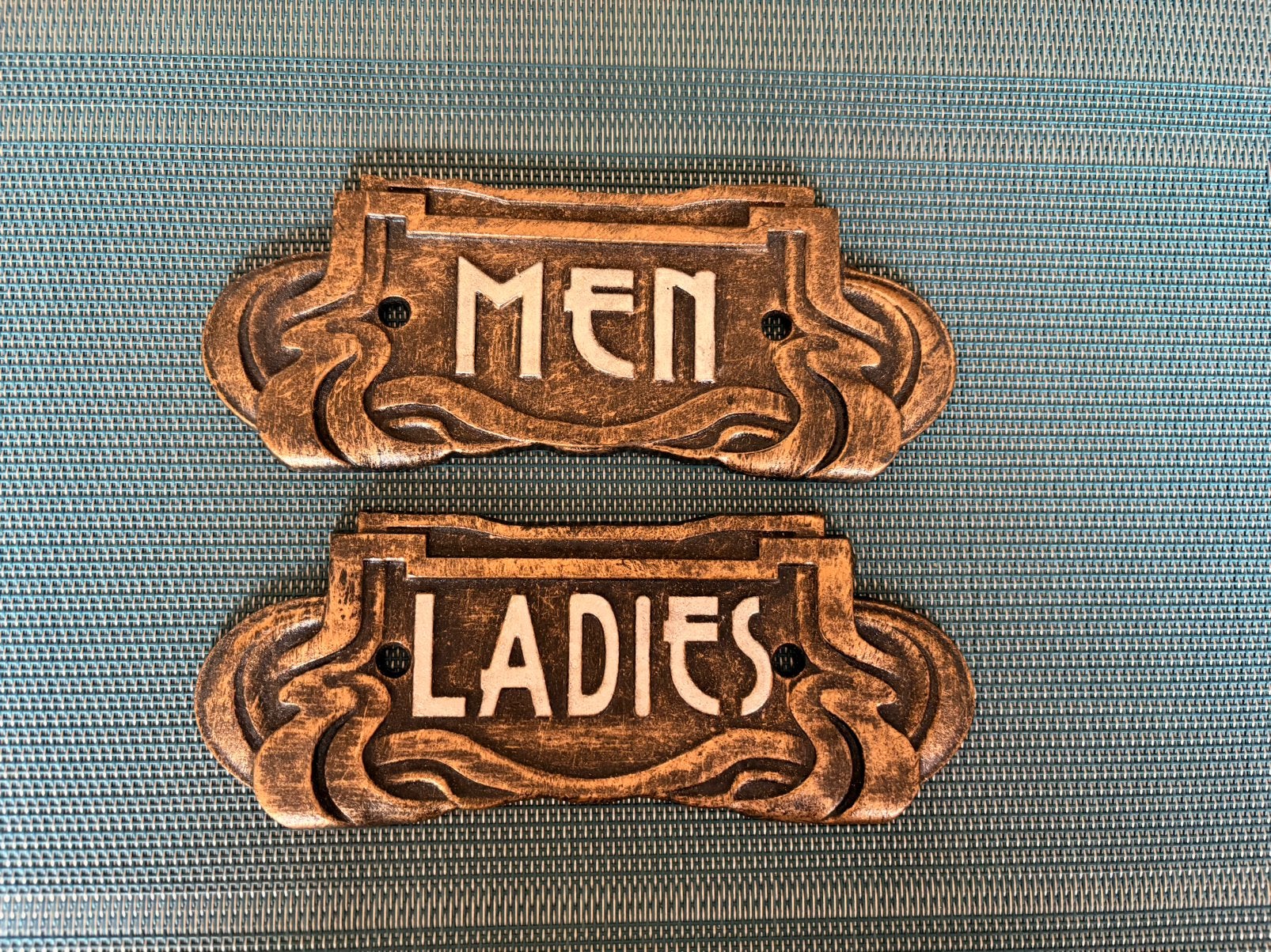 Gietijzeren, Art Deco stijl, toilet verwijzing, set van 2, Ophalen of Verzenden, Zo goed als nieuw, Metaal, Industrieel