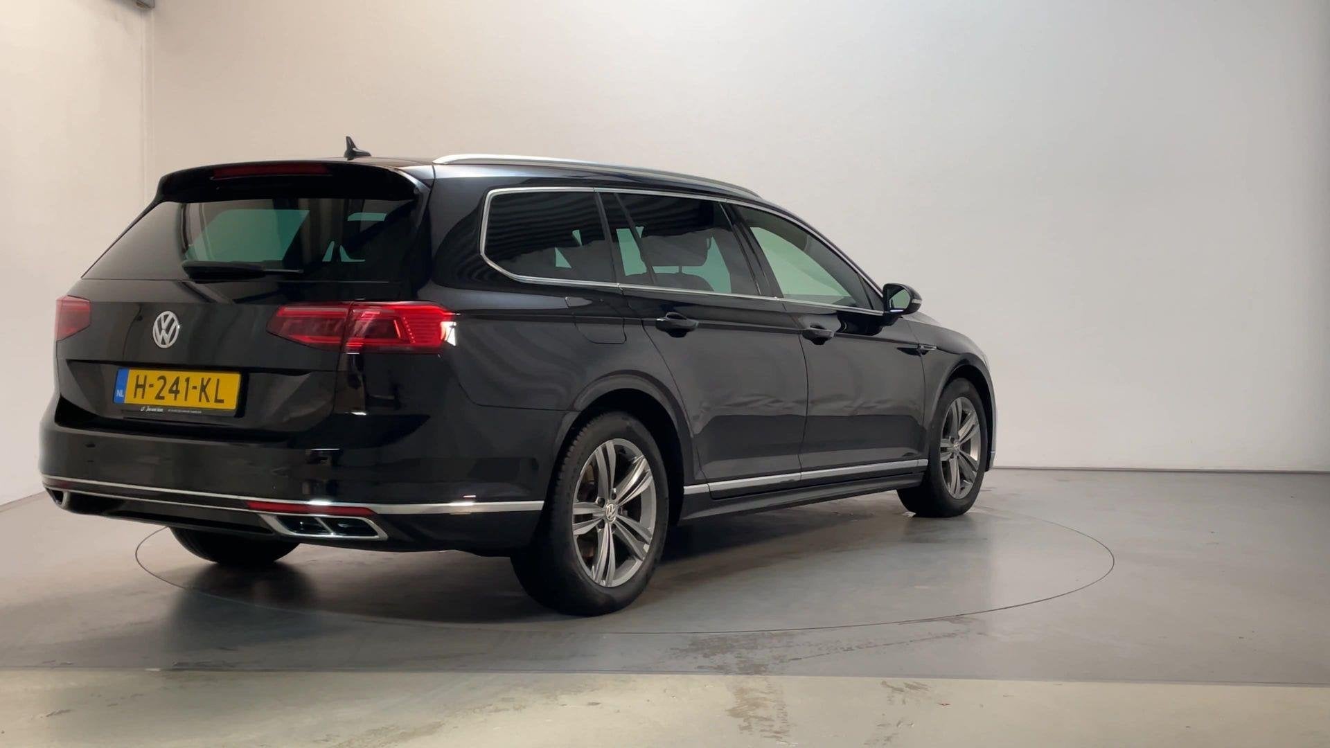 Volkswagen Passat Variant 1.5 TSI 150pk DSG Elegance Busines, Auto's, 730 kg, 4 cilinders, Zwart, Origineel Nederlands