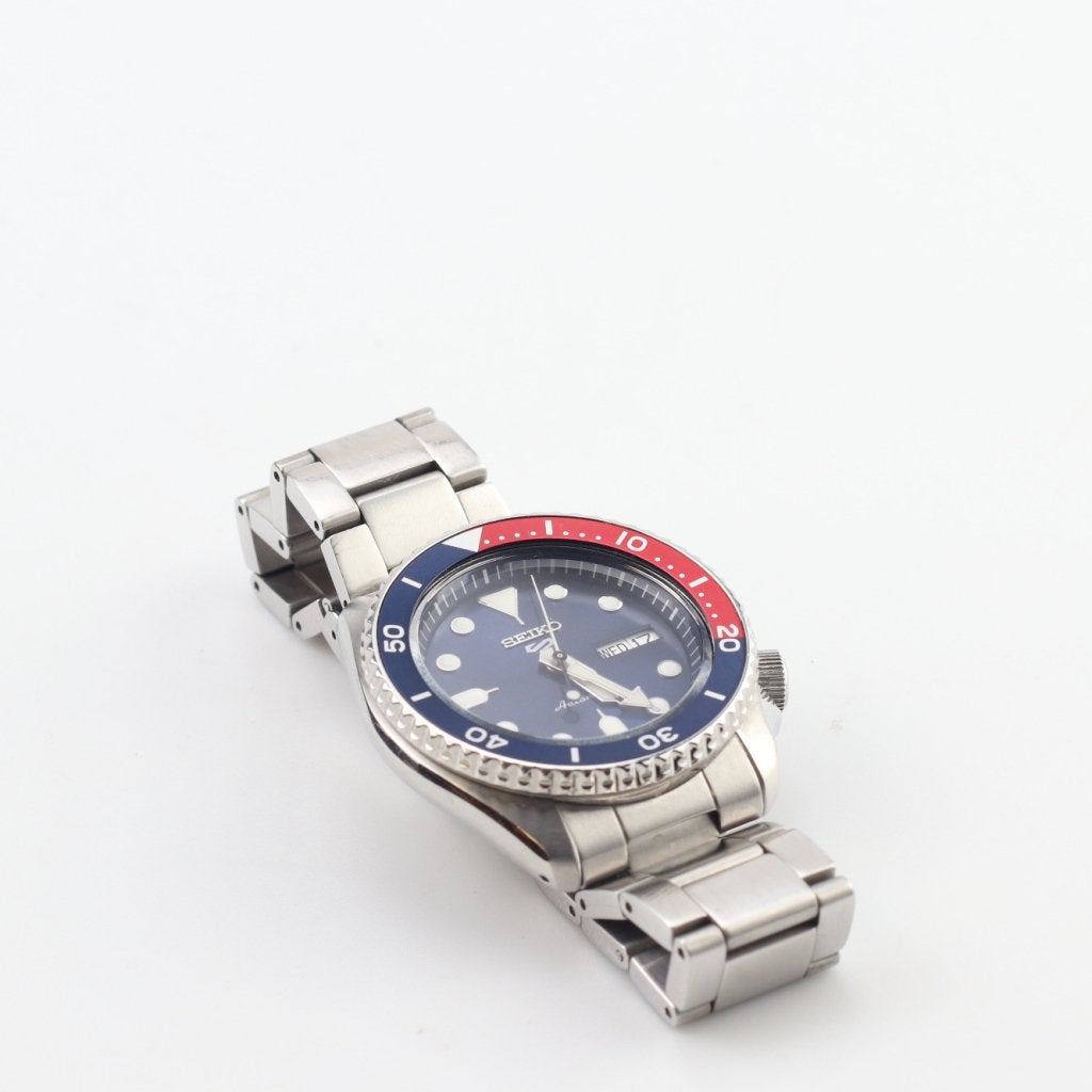 Seiko Sports 5 Pepsi (4R36-07G0) Automatisch 42mm, Seiko, Zo goed als nieuw, Support@seiko.com, 5-11, Akasaka 2-chome
Minato-ku, Tokyo 107-0052
Japan