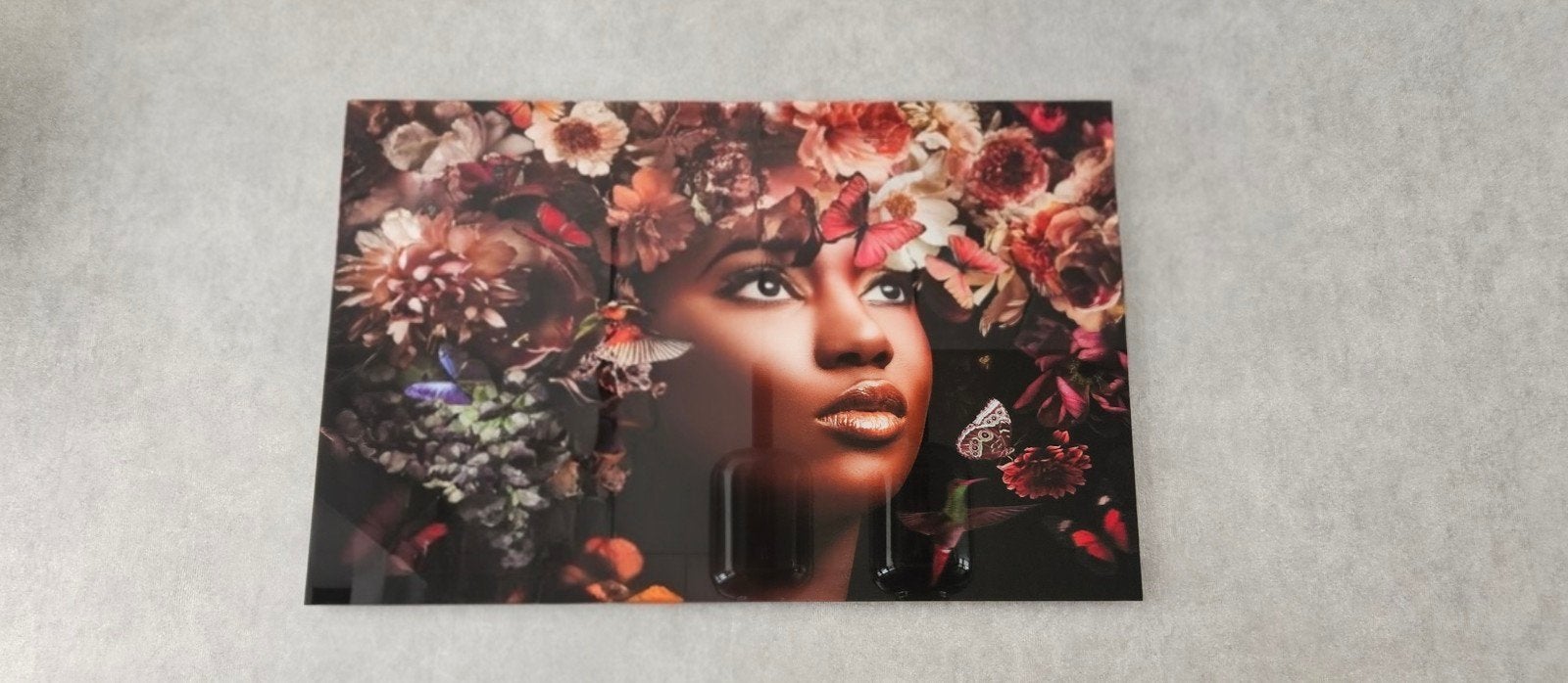 Glas schilderij: Vrouw met bloemen en vlinders, Ophalen