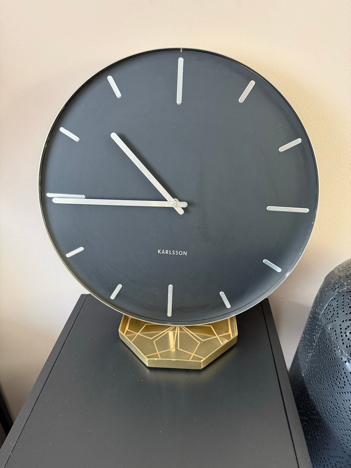 Karlsson klok zwart met zilver/staal, Huis en Inrichting, Analoog, Ophalen of Verzenden, Zo goed als nieuw, Tafelklok