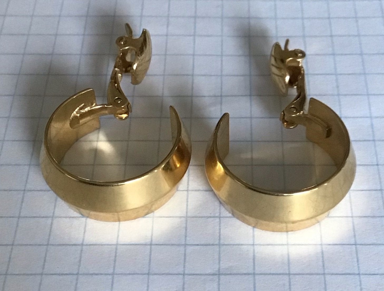TRIFARI tm goudkleurige creolen met clips, Sieraden, Tassen en Uiterlijk, Overige materialen, Ophalen of Verzenden, Goud, Hangers