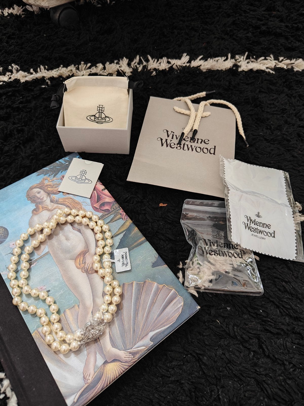 Vivienne Westwood parelketting met orb sluiting, Ophalen of Verzenden, Zo goed als nieuw, Wit, Overige materialen