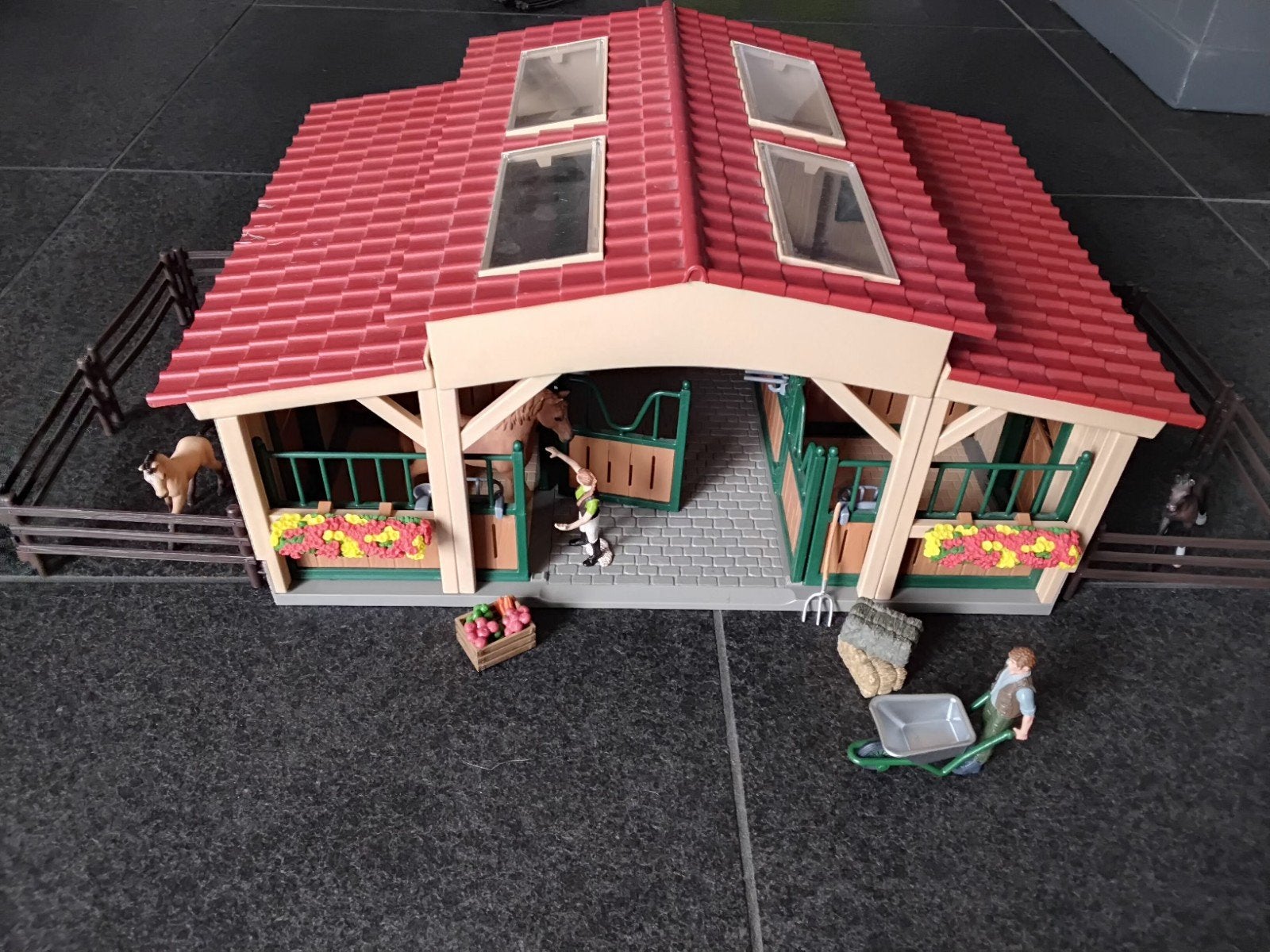 Schleich grote paardenstal met accessoires., Ophalen of Verzenden, Zo goed als nieuw