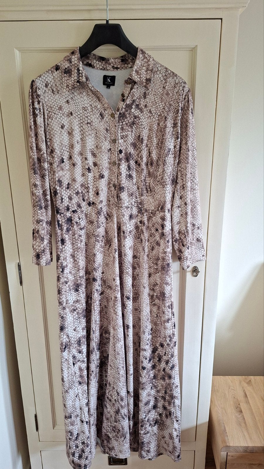 K-Design Jurk met Slangenprint - Maat S, Kleding | Dames, Beige, Ophalen of Verzenden, Maat 36 (S), Onder de knie