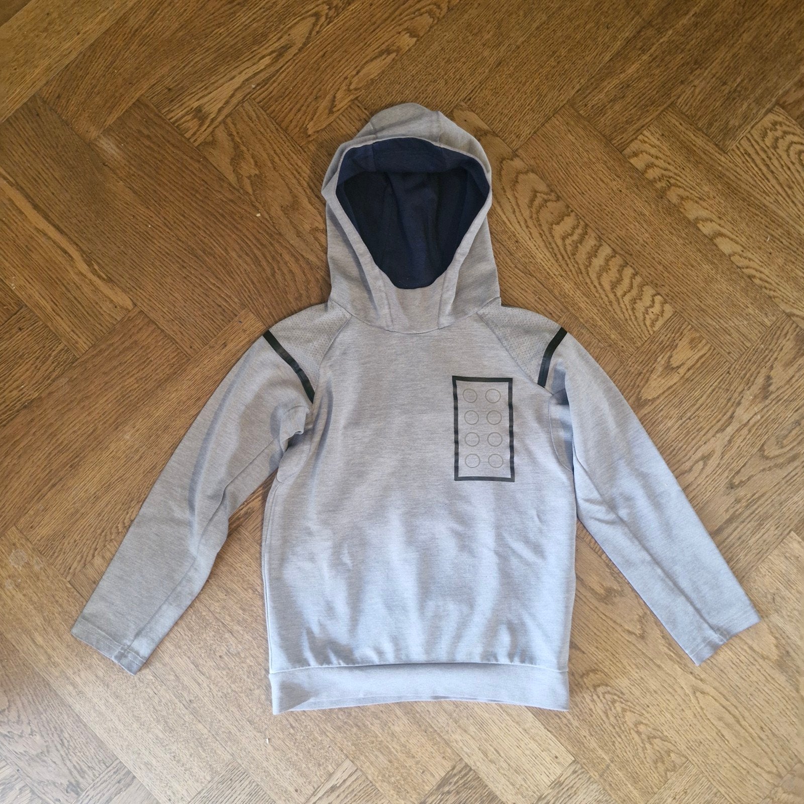 Lego Wear Hoodie Maat 128 (8 jaar) - Grijs met Lego print, Gebruikt, Lego Wear, Jongen of Meisje, Trui of Vest
