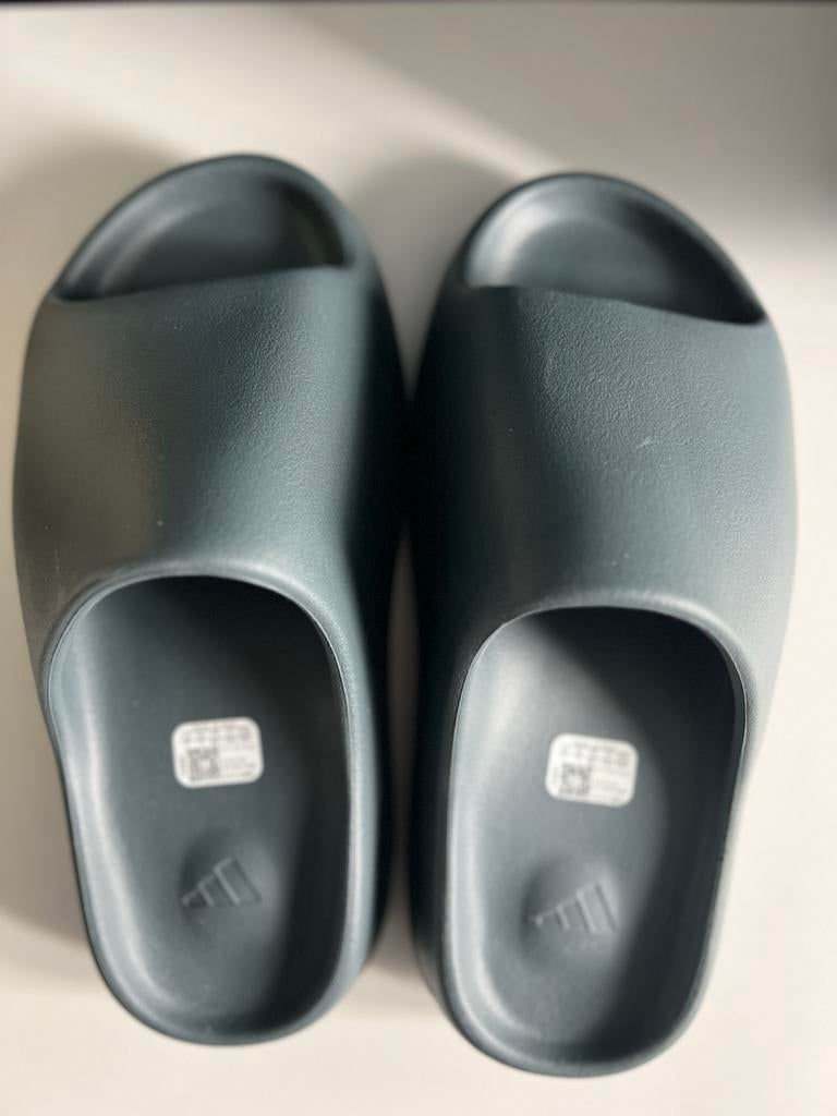 Yeezy Slide - Comfortabele en stijlvolle slippers, Kleding | Dames, Schoenen, Slippers, Ophalen of Verzenden, Zo goed als nieuw