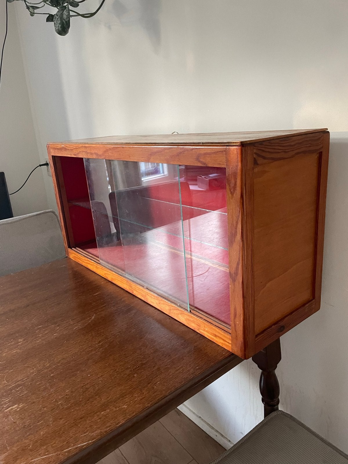 Vintage Vitrine Kastje met Schuifdeuren en Rode Achterwand, Ophalen