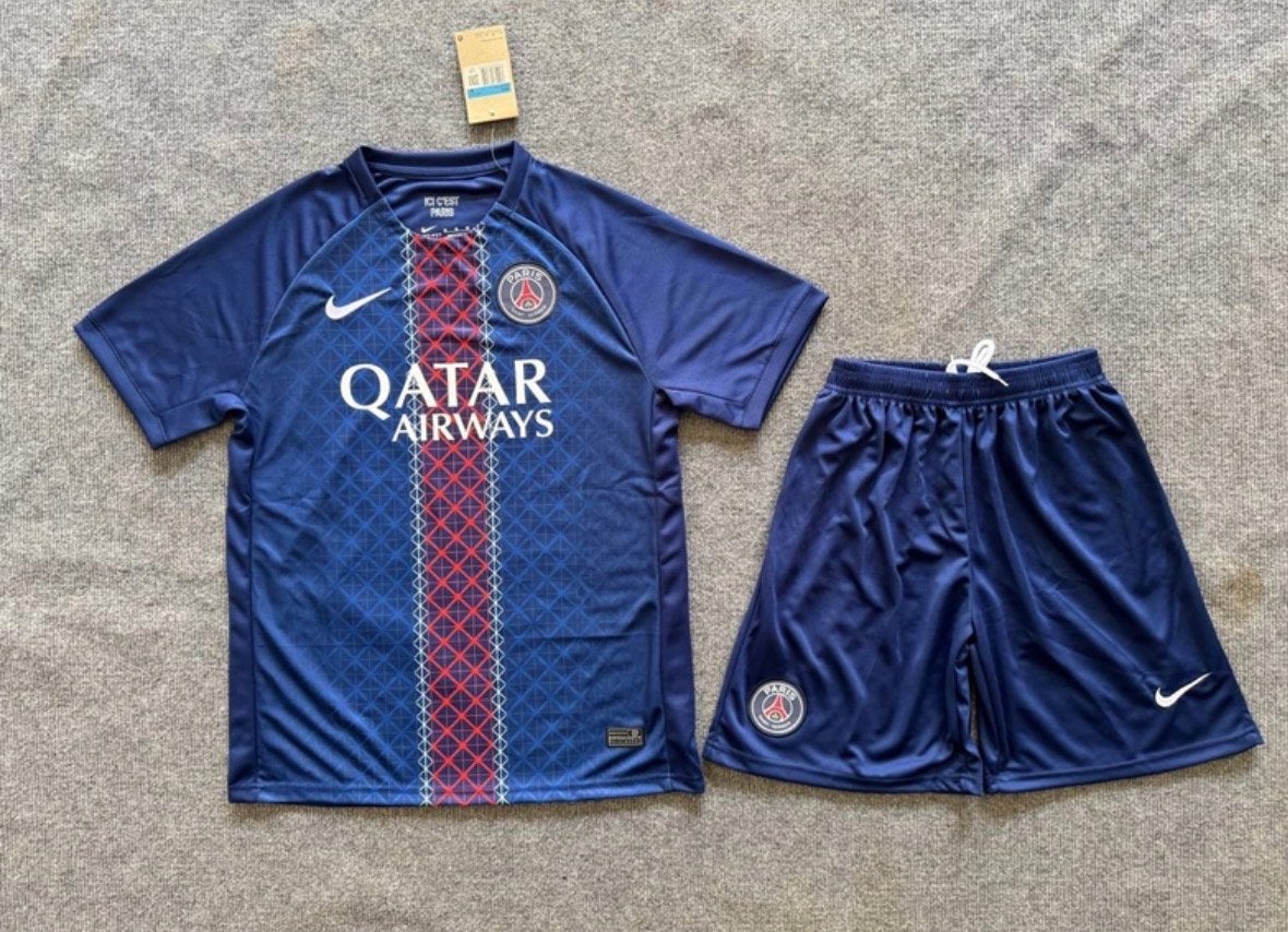 PSG Thuisshirt en Broekje Set - Nieuw met labels, Sport en Fitness, Maat M, Ophalen of Verzenden, Nieuw, Set