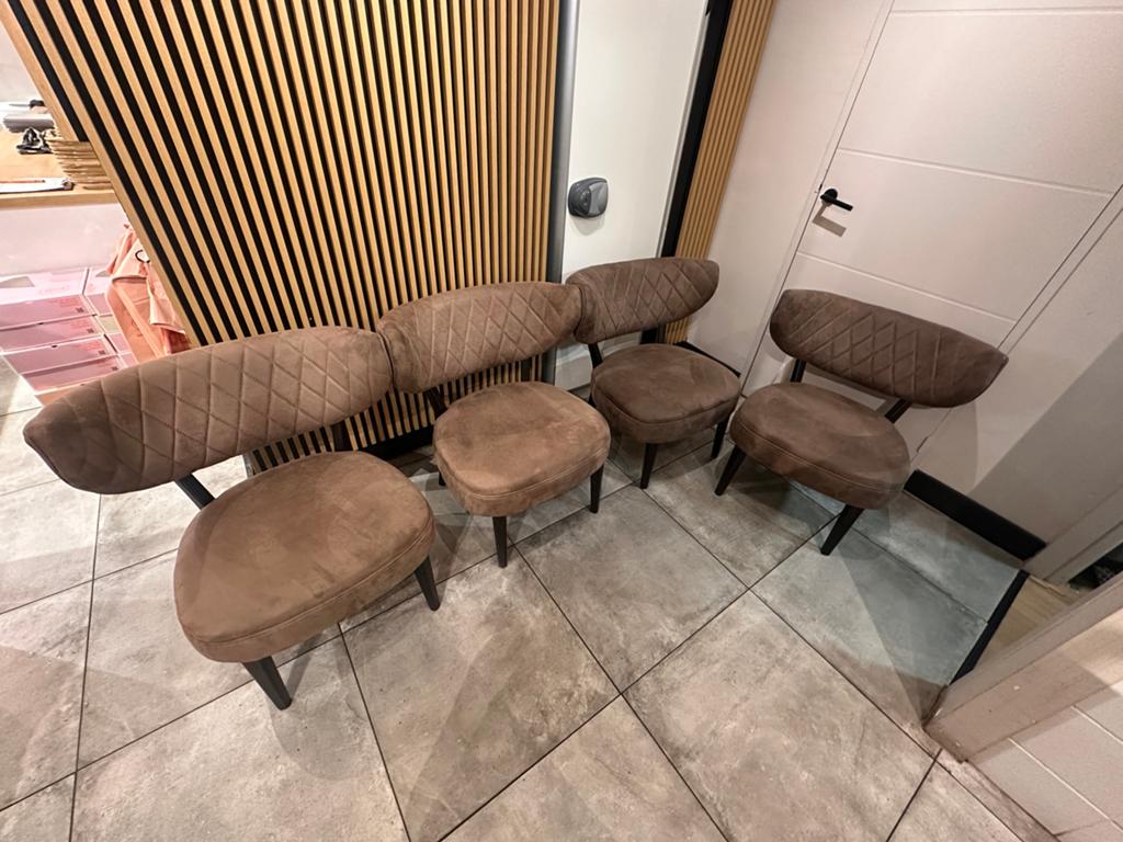 4 Bruine stoffen stoelen met donkerbruine houten poten, Huis en Inrichting, Ophalen, Gebruikt, Bruin, Vier