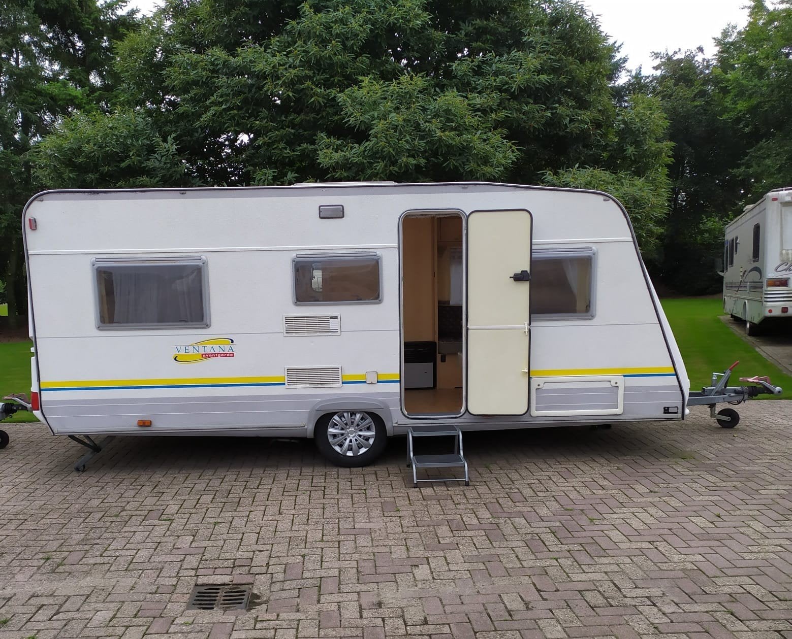 Burstner Ventana 480| Gezinscaravan met stapelbed + voortent, Dwars-stapelbed, Treinzit, Particulier, Bürstner