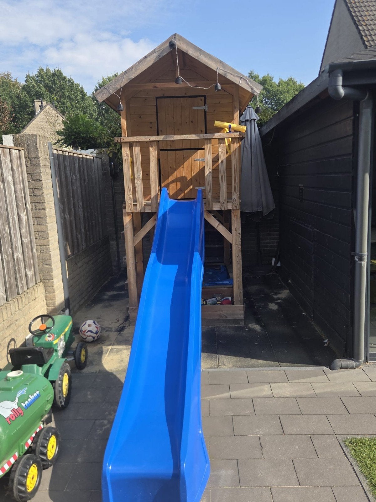 Houten speelhuisje met glijbaan, Kinderen en Baby's, Ophalen, Zo goed als nieuw, Hout