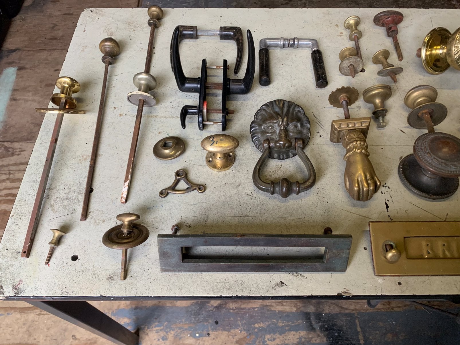 Diverse oud en antiek deurbeslag, Ophalen
