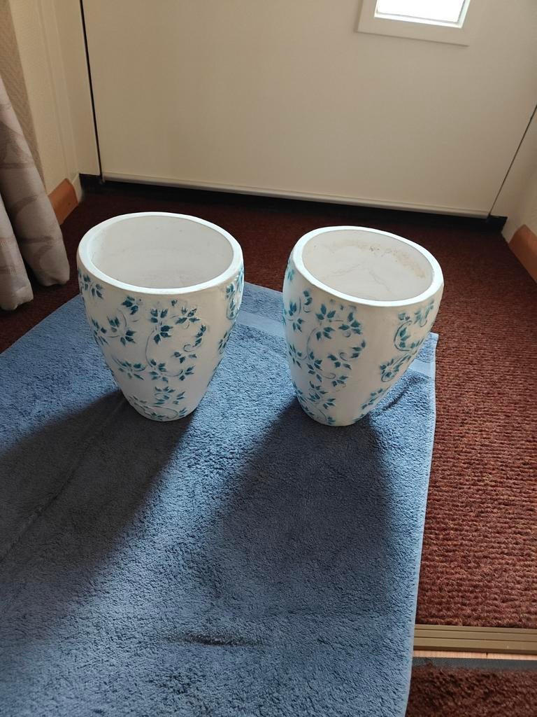 2 Wit/Blauwe Keramieken Bloem/Planten vazen. Prijs € 15., Ophalen, Steen, Minder dan 30 cm, Rond