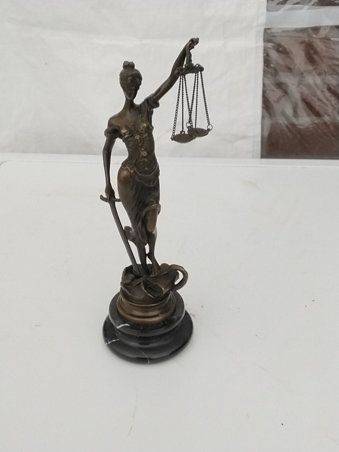Bronzen beeld Vrouwe Justitia op marmeren sokkel, Antiek en Kunst, Ophalen of Verzenden