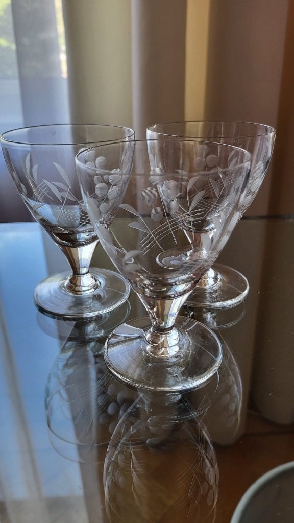 Gegraveerde portglazen 3 stuks hoogte 9 cm, Antiek en Kunst, Antiek | Glas en Kristal, Ophalen of Verzenden