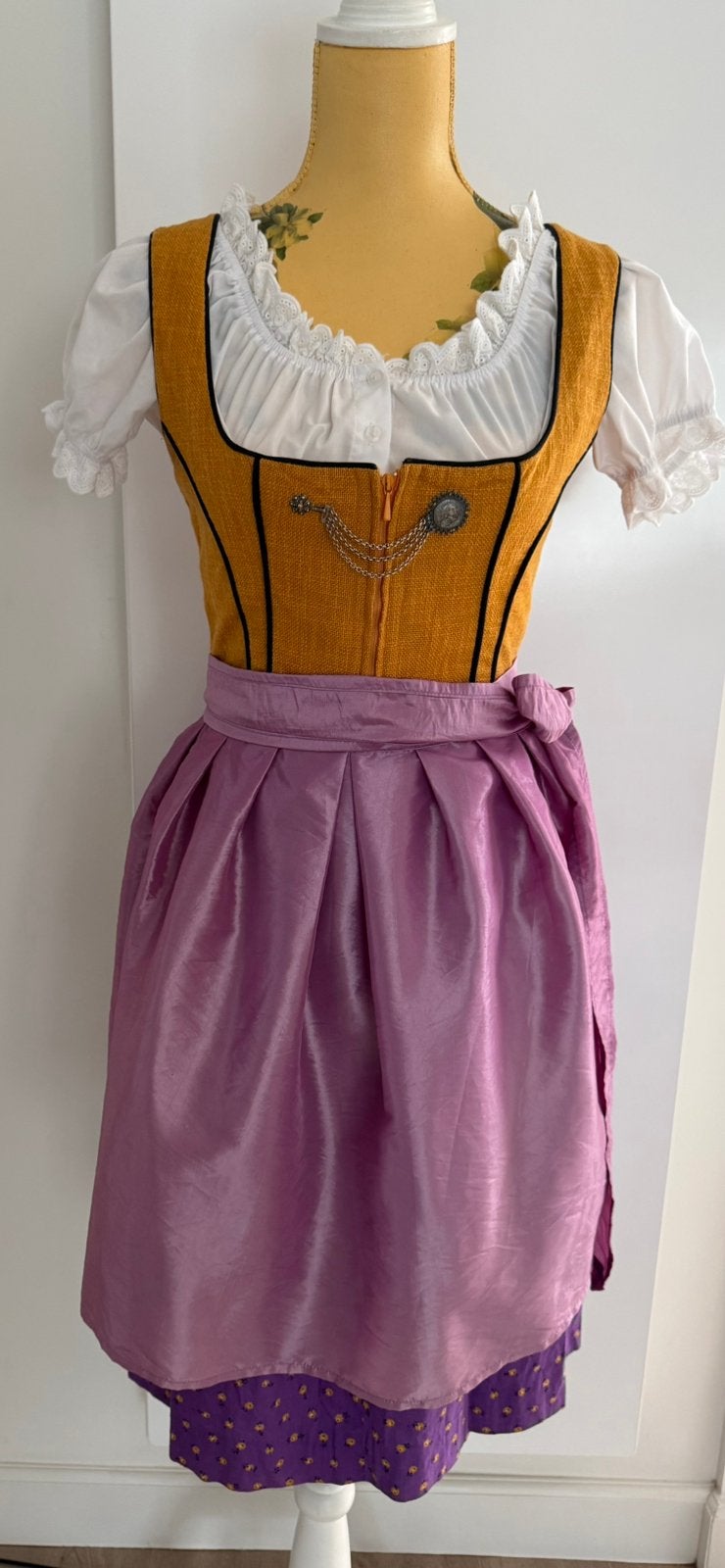 Tiroler Dirndl maat 38 valt kleiner met short van Linnarts, Ophalen of Verzenden, Zo goed als nieuw, Maat 36 (S), Carnaval