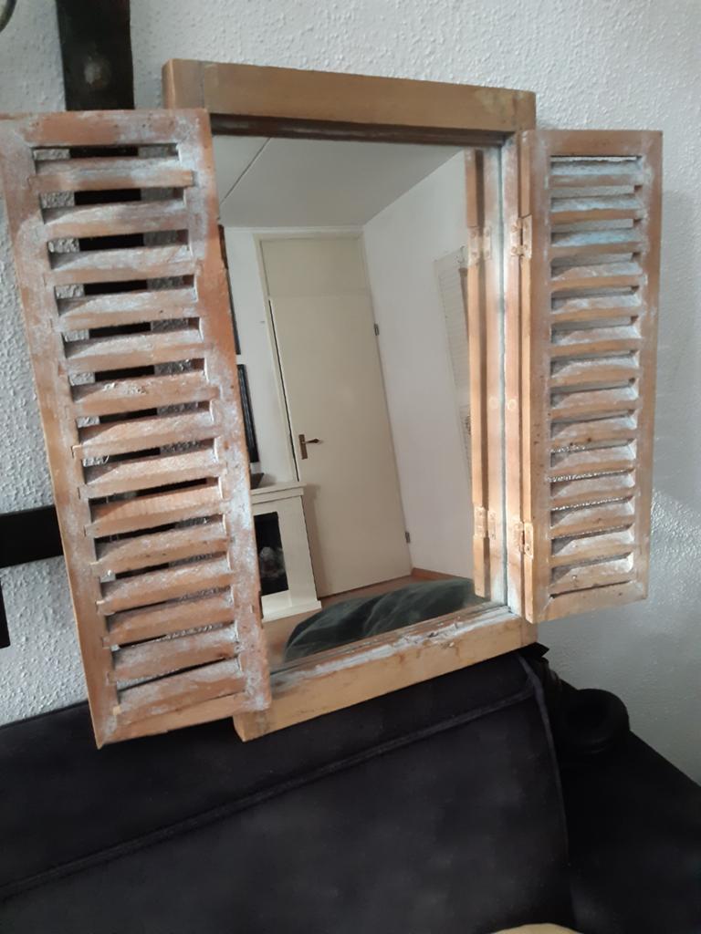 Spiegel met uitklapbare louvredeurtjes ,"sleetse verflaag",, Ophalen of Verzenden