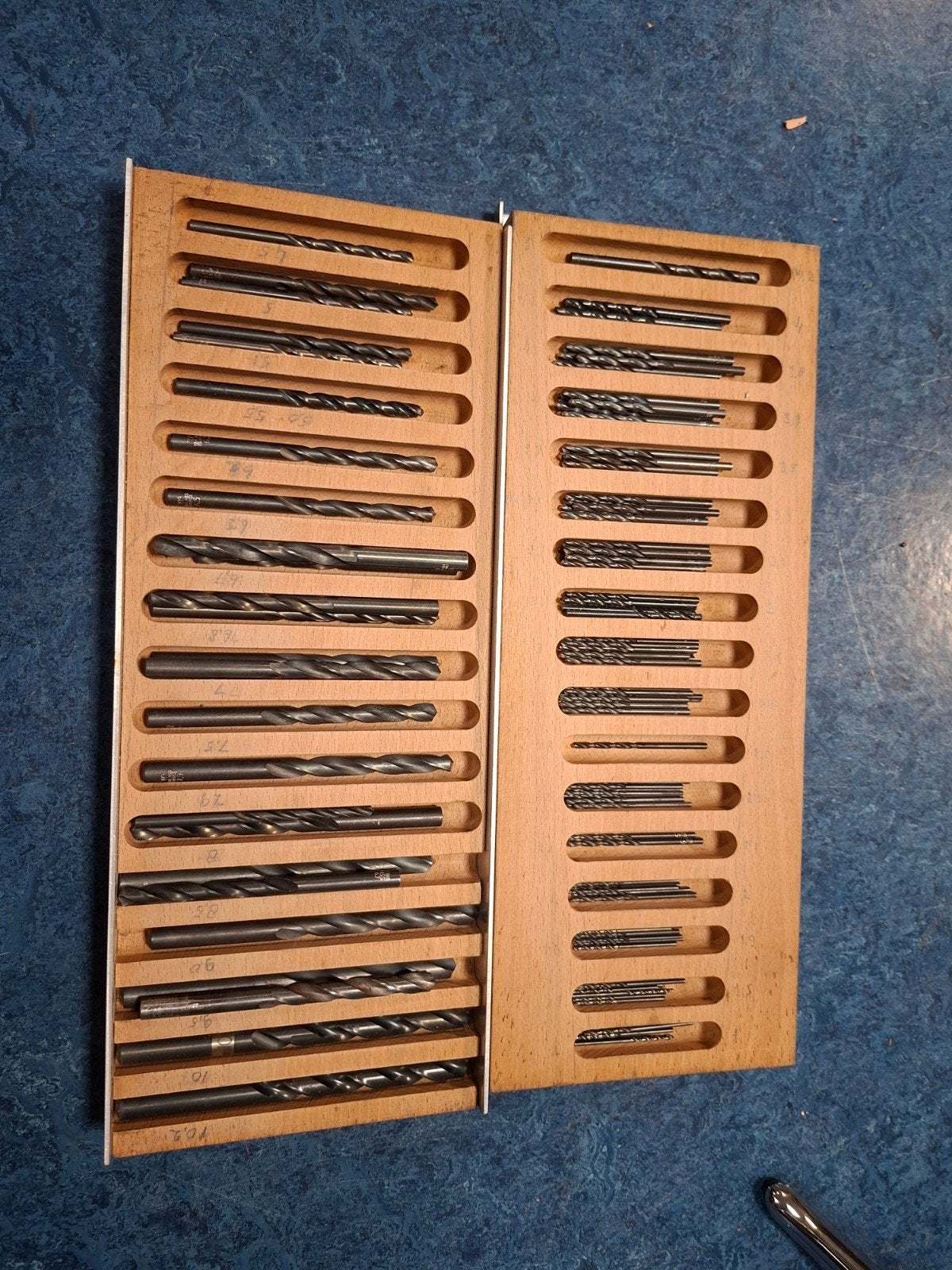 verschillende en div maten boren in houten cassette, Ophalen of Verzenden, Gebruikt, Bitset, Overige merken
