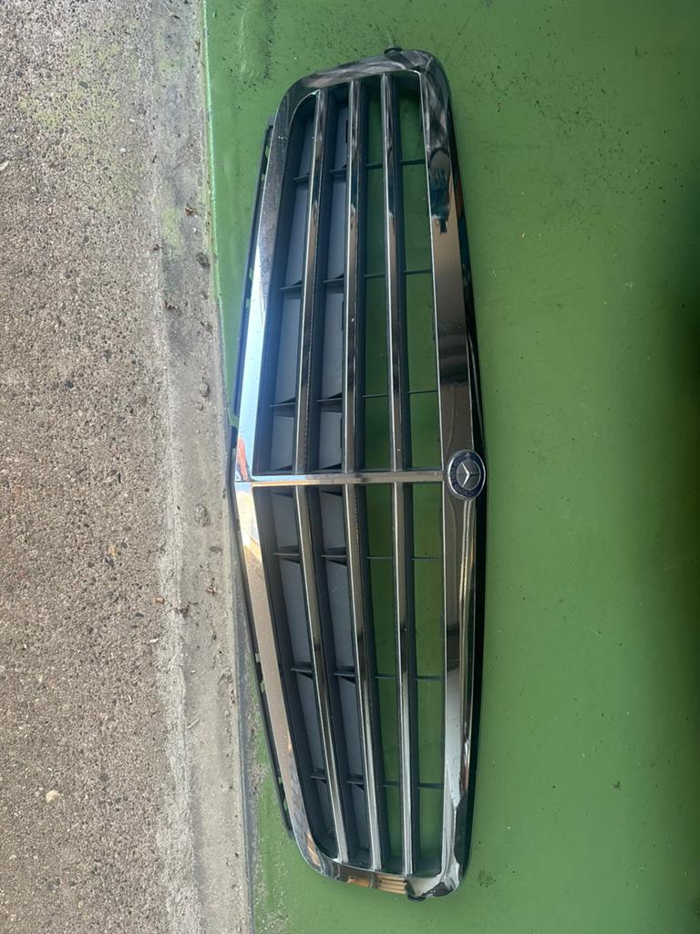 Grill mercedes w204/s204, Auto-onderdelen, Carrosserie en Plaatwerk, Ophalen, Gebruikt, Voor, Mercedes-Benz