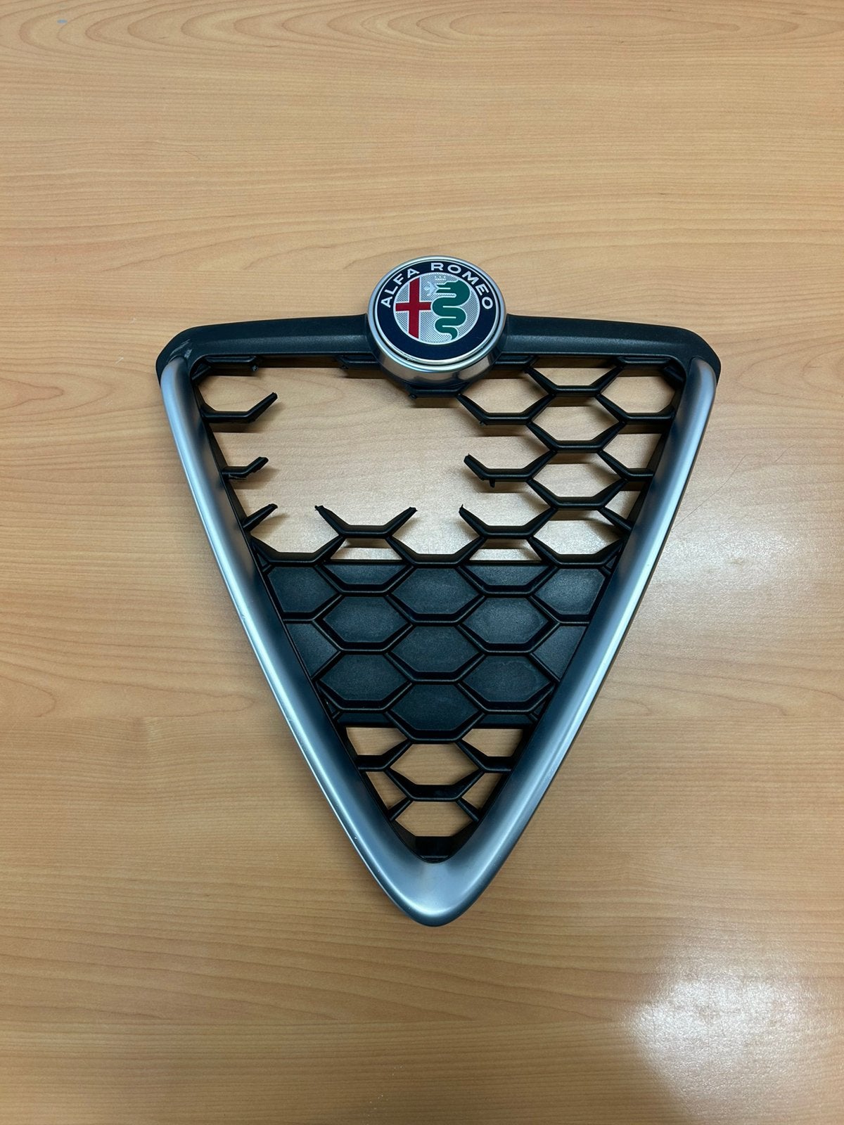 Giuletta grille - met gat - zilver met zwart, Ophalen of Verzenden, Gebruikt, Alfa Romeo