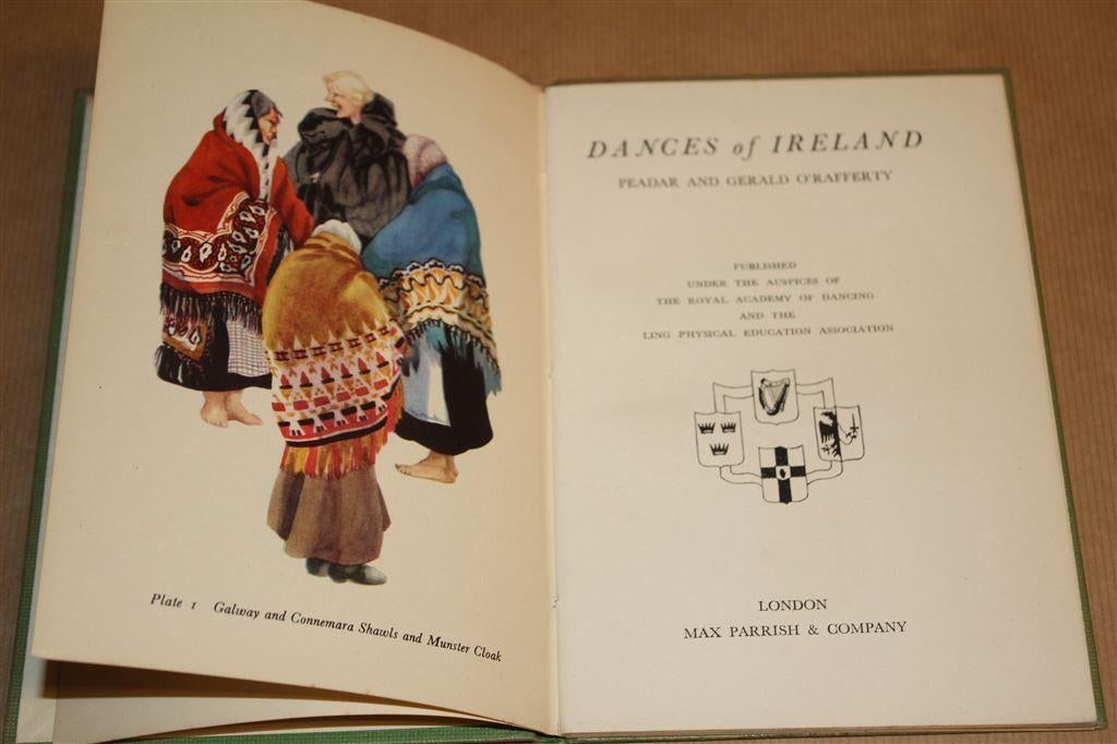 Dances of Ireland [1953]. Handboek Europese volksdansen., Boeken, Ophalen of Verzenden, Gelezen, Toneel