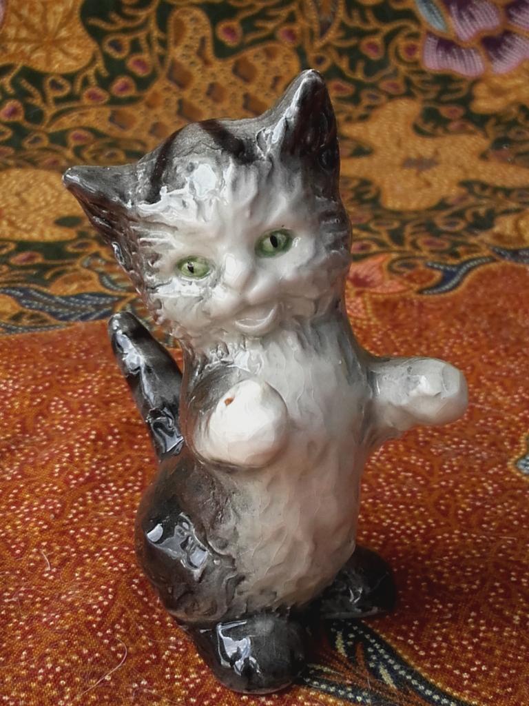 Vintage Goebel beeldje uit Duitsland van poes of kat 7,3 cm., Ophalen of Verzenden