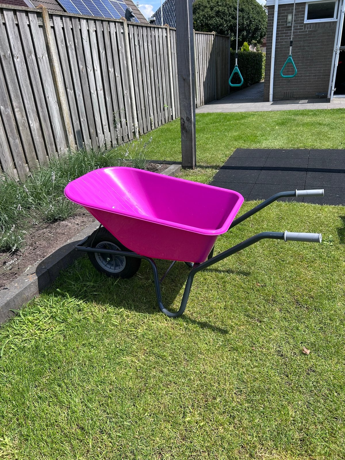 Roze kruiwagen voor tuin en klusjes, Ophalen, Zo goed als nieuw, Handmatig, Tweewielig
