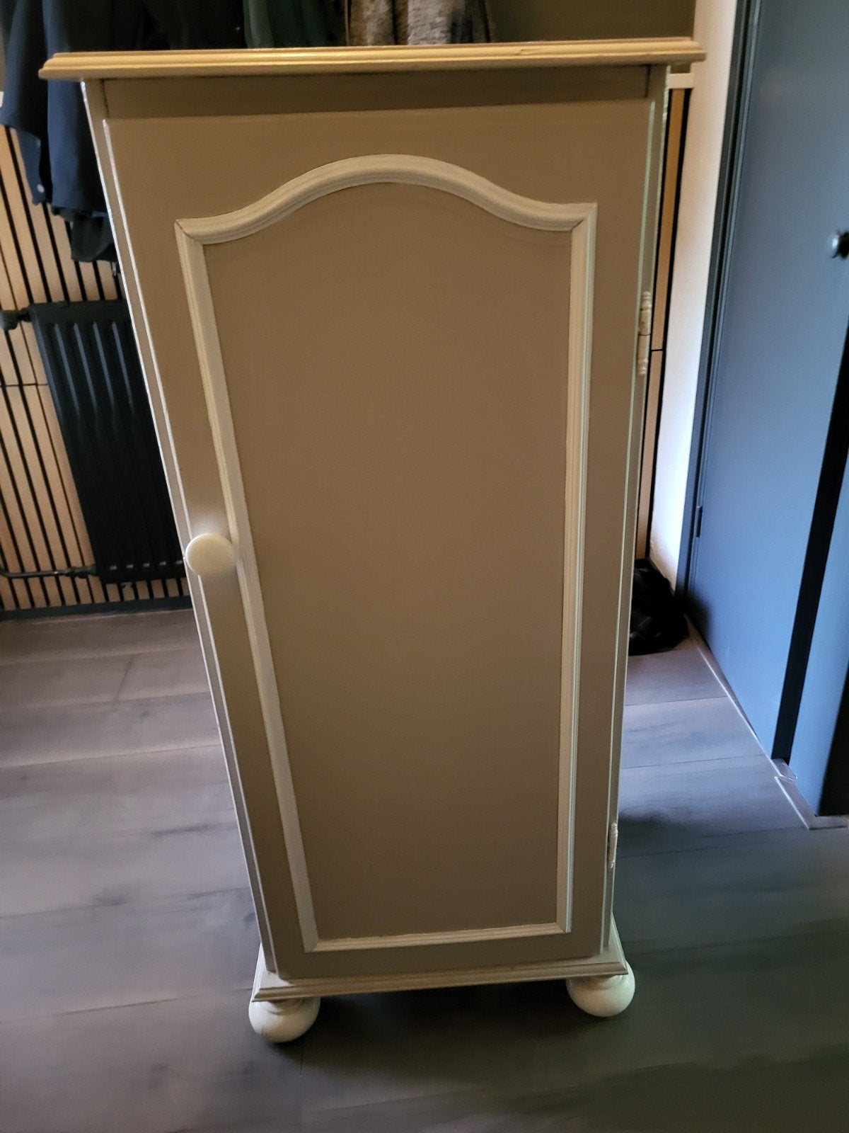 Stereo Opbergmeubel Grenenhout Forelkleur met Sierlijke Deur, Huis en Inrichting, Kasten | Overige, Ophalen, Gebruikt