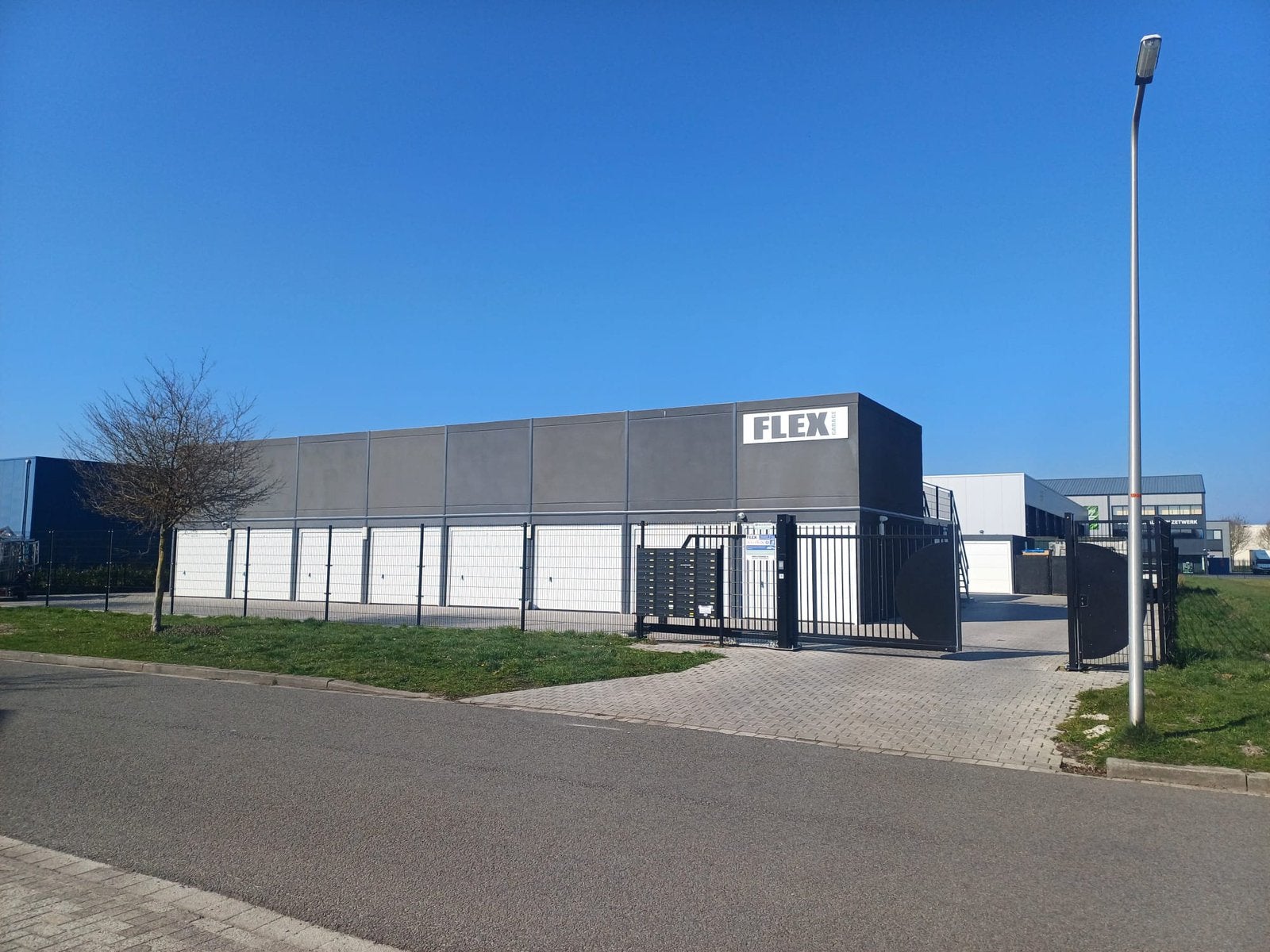 Garagebox met achter terrein te huur, Auto diversen