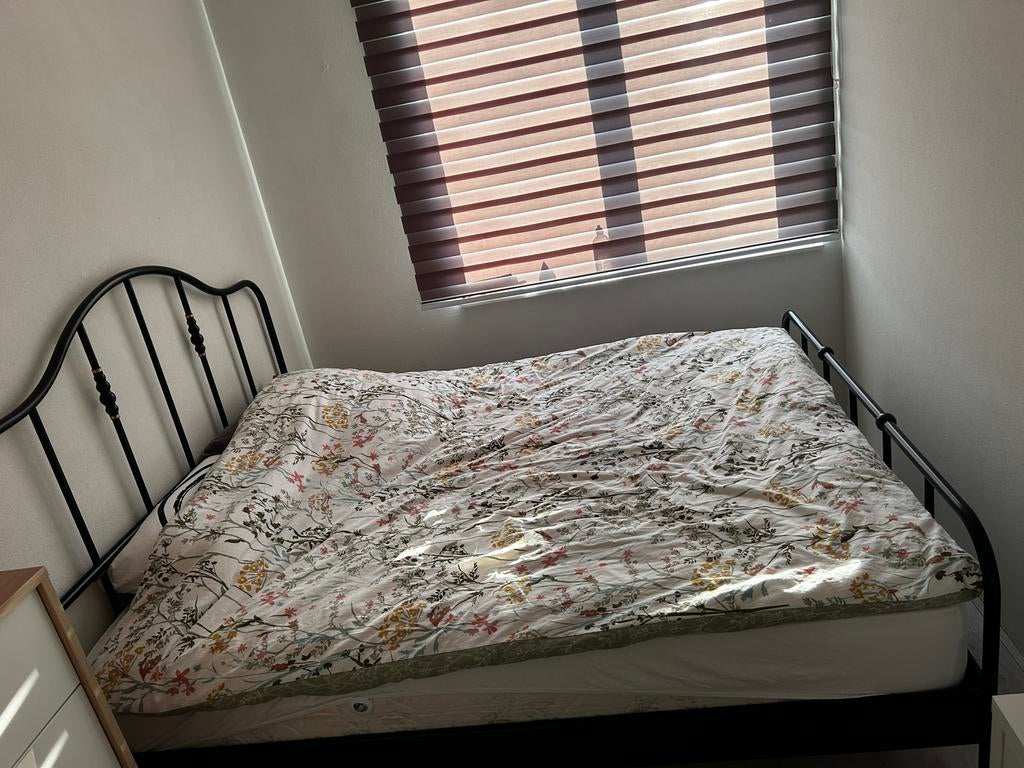 Bed+matras+lattebodem in goede staat gratis mee te nemen, Huis en Inrichting, Slaapkamer | Bedden, Ophalen, Gebruikt, Zwart, Tweepersoons