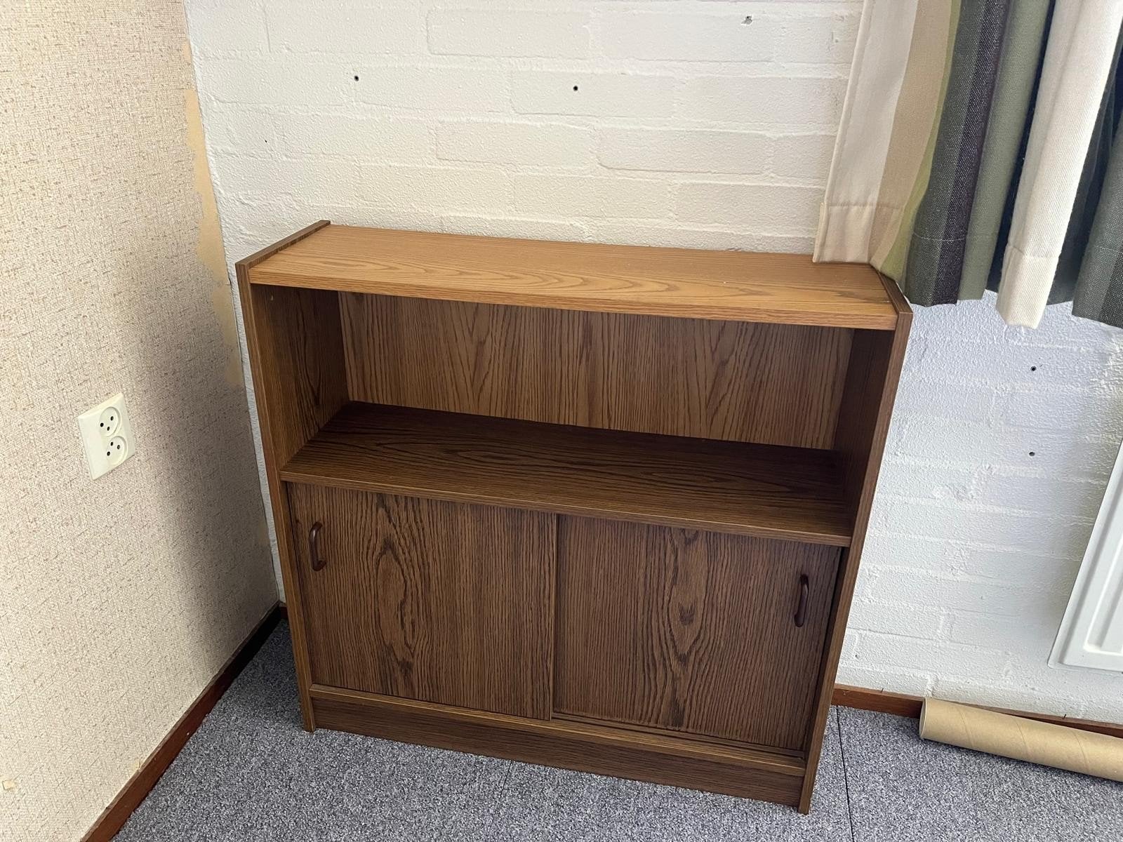 Donkerbruine houten kast met schuifdeuren., Ophalen, Zo goed als nieuw, 25 tot 50 cm, Minder dan 100 cm