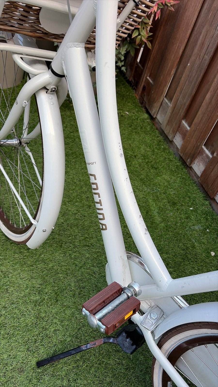 Foto 4 van Cortina fiets met mand en kinderzitje, achterband lek.