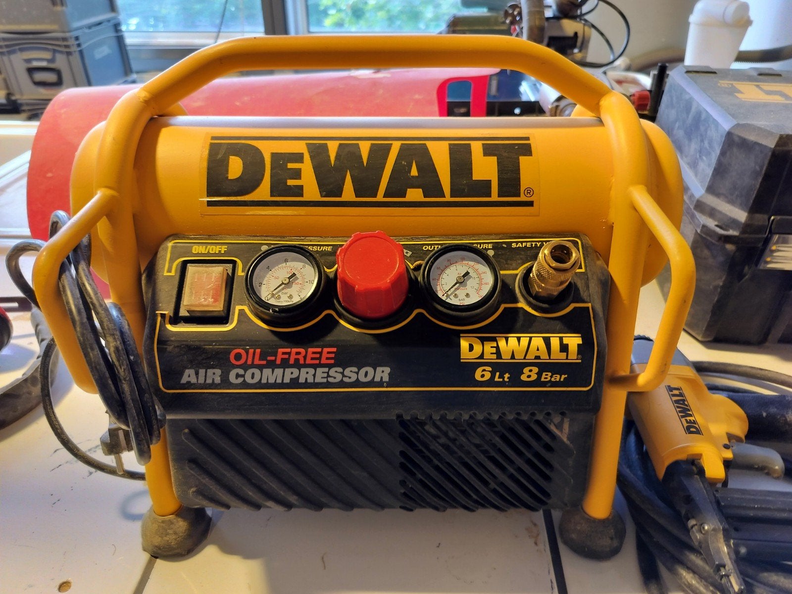 De Walt compressor met tacker, Minder dan 25 liter, Ophalen, Zo goed als nieuw, Minder dan 200 liter/min