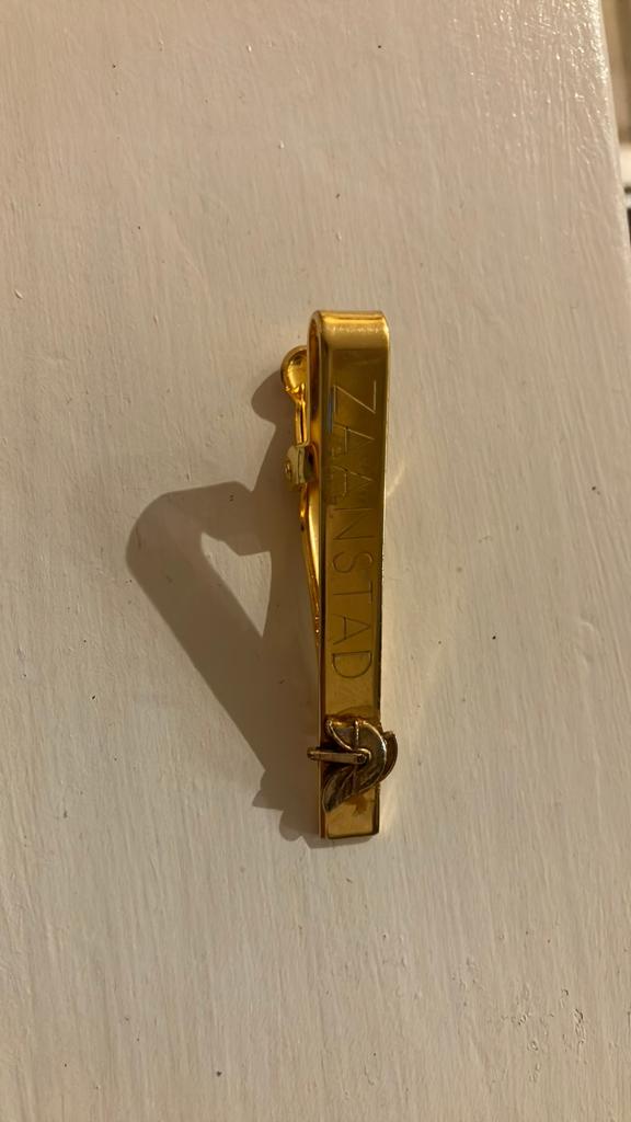 Zaanstad dasspeld met helm - Gouden kleur, Sieraden, Tassen en Uiterlijk, Manchetknopen, Ophalen, Gebruikt, Overige materialen