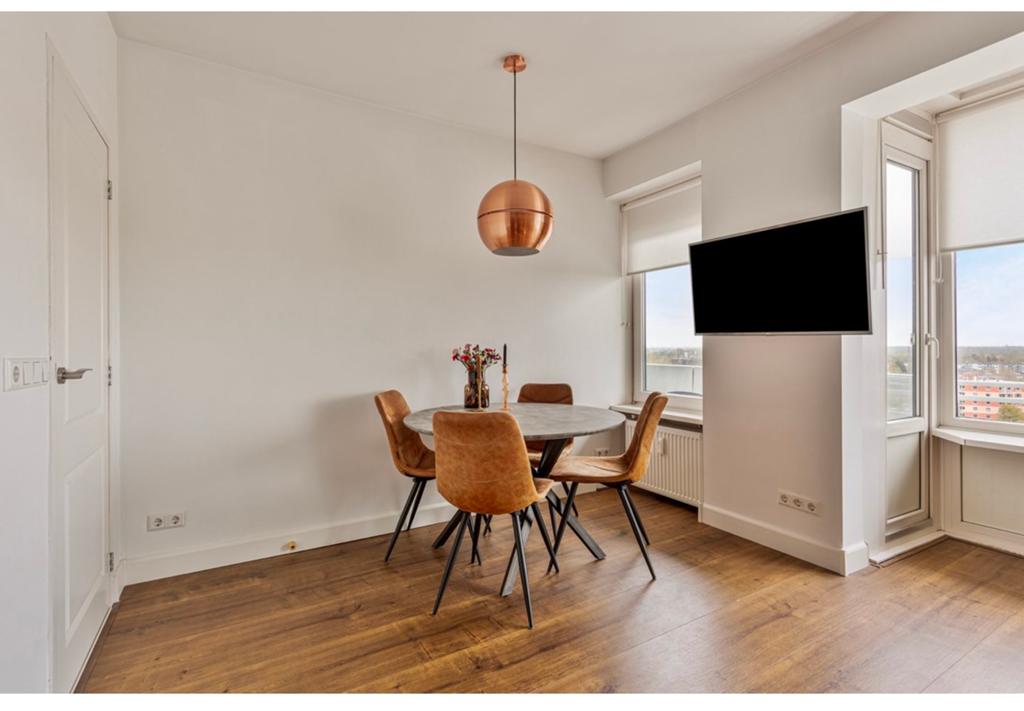 Ronde grijze eettafel, Ophalen, Overige materialen, Gebruikt, 100 tot 150 cm