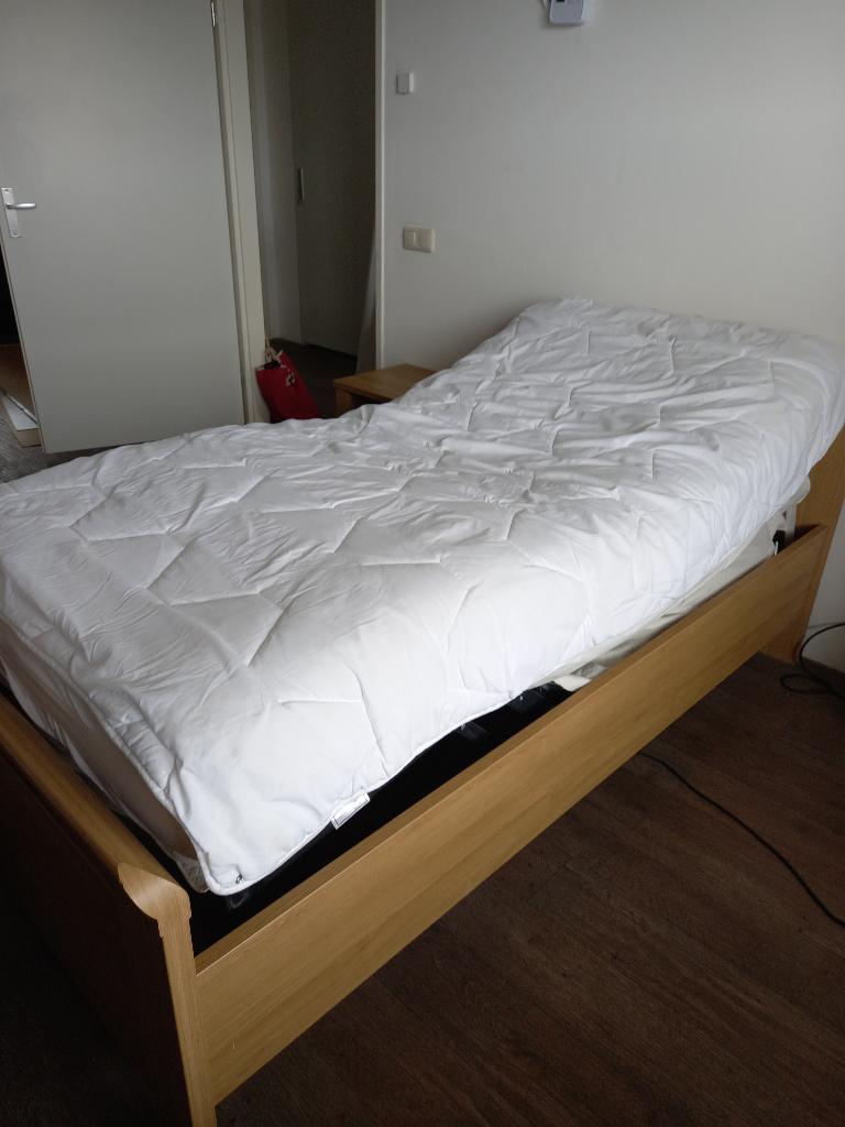 Seniorenbed elektrisch verstelbaar en nachtkastje, Huis en Inrichting, Slaapkamer | Bedden, Ophalen, Verstelbaar, 90 cm, Eenpersoons