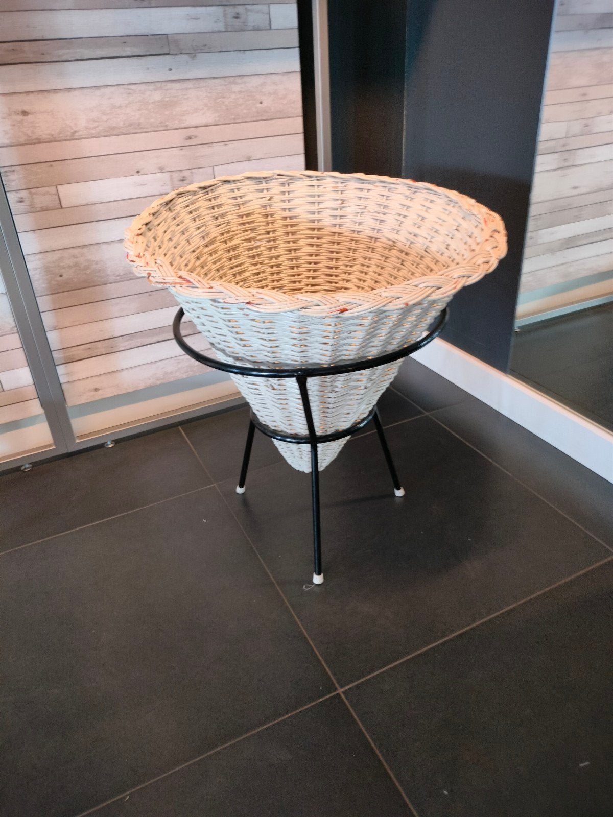 Witte rieten plantenstandaard op metalen onderstel, Huis en Inrichting, Woonaccessoires | Overige, Ophalen, Vintage, Gebruikt
