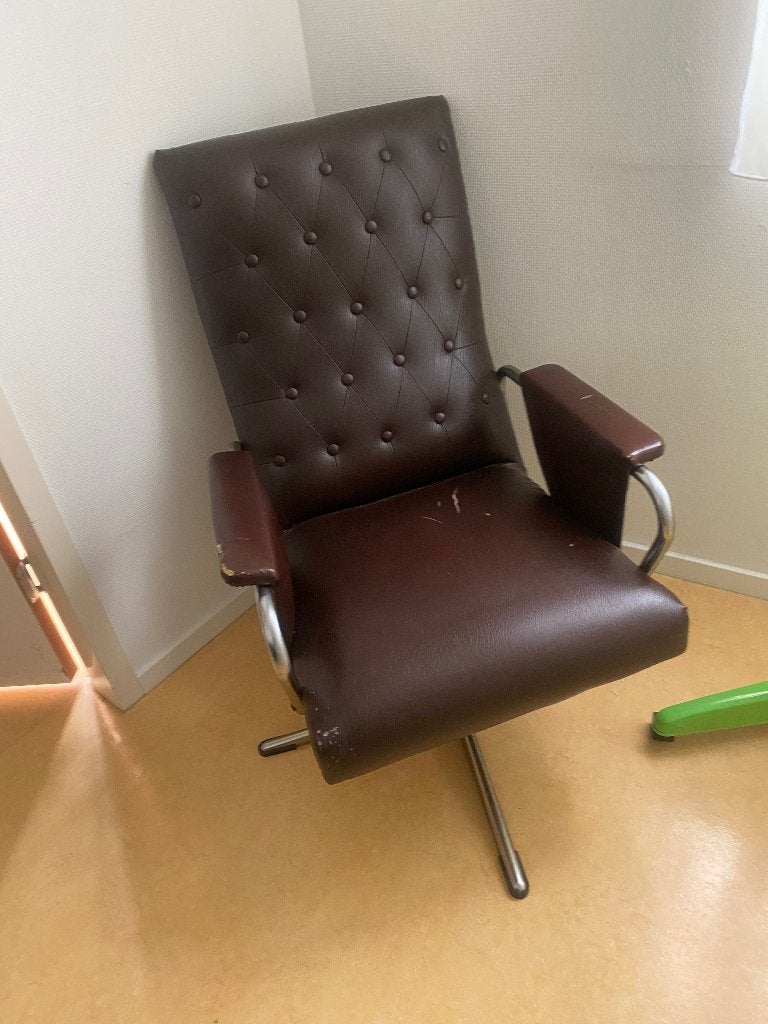 Vinted leren stoel, Ophalen