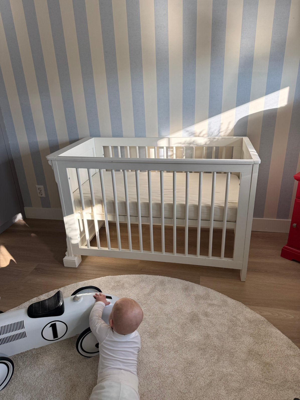 Babybed met commode in wit - Charmant en verstelbaar, Ophalen, Gebruikt, 70 tot 85 cm, 140 tot 160 cm