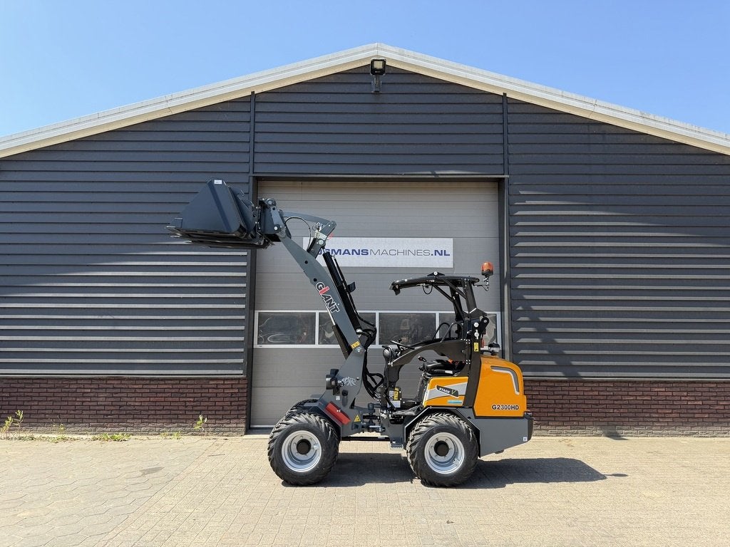 Giant G2300 HD minishovel NIEUW pro-inching, Tobroco, Info@tobroco.nl, Sprendlingenstraat 57
5061 KM  Oisterwijk, NL, Wiellader of Shovel